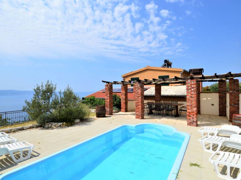 Vacation home with private pool, barbecue & yard | Sea view — photo 2