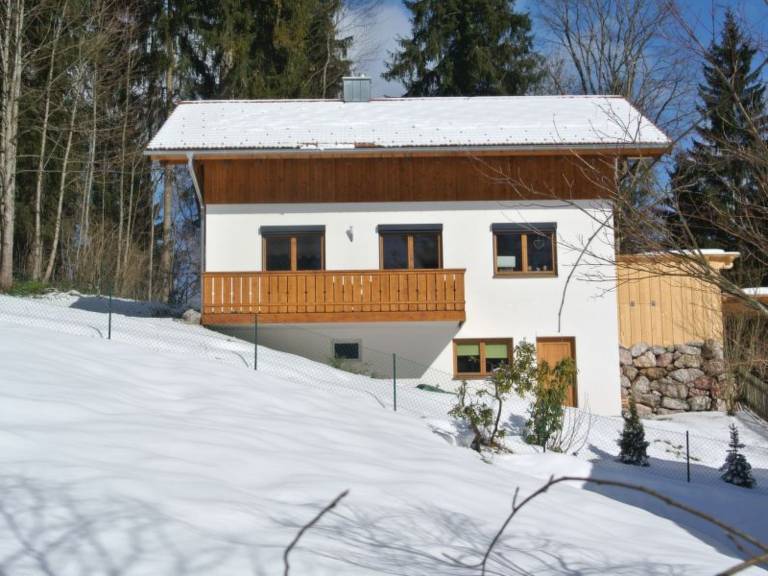 Fully equipped vacation home with barbecue, patio & yard | Mountain view | Pets are welcome — photo 3