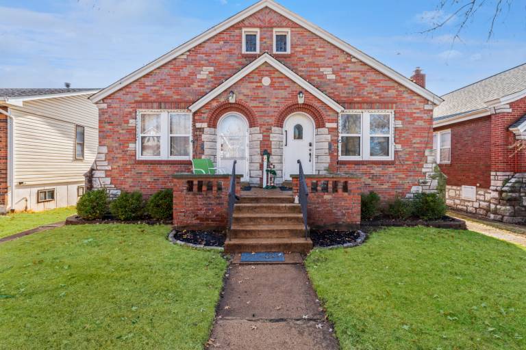 Rental apartment with patio & garden in St. Louis, MO
