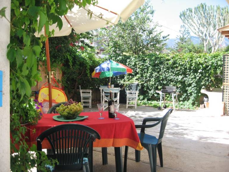 Rental apartment with garden & BBQ | Beach view — photo 5