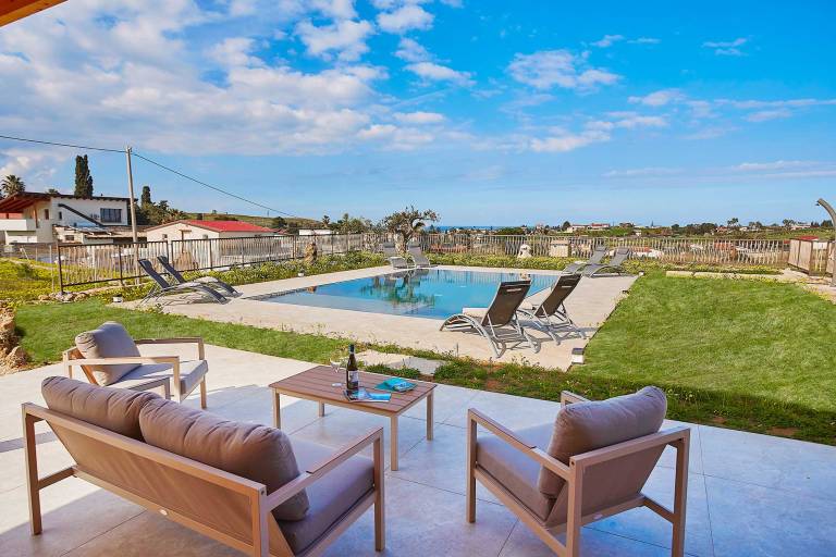 Big villa with private pool, patio & grill | Pets allowed — photo 4