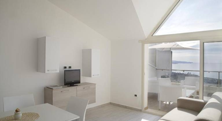 Apartment with pool, hot tub & terrace — photo 2