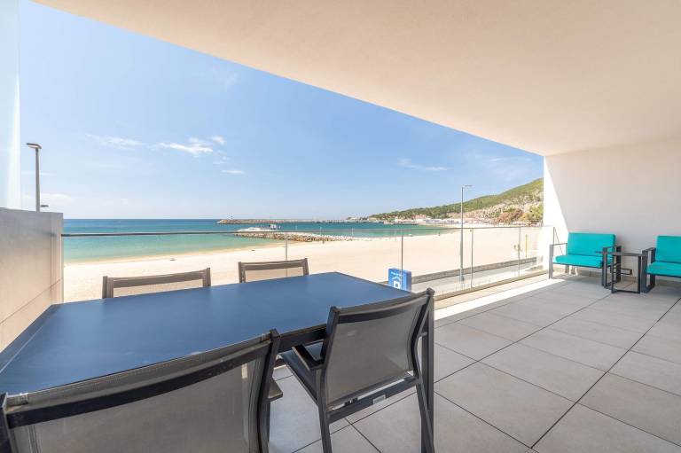 GuestReady Golden sea view retreat