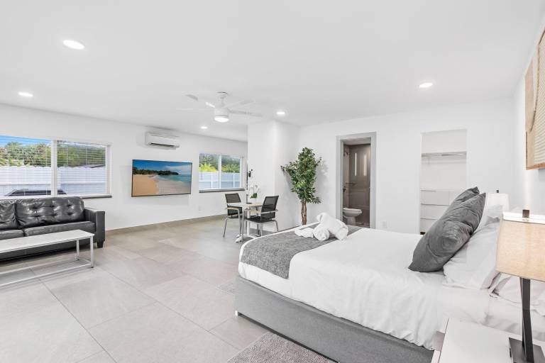 Unique Retreat - Unit B: Homey First-floor Haven — photo 2
