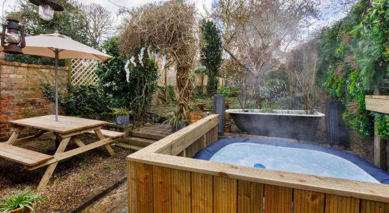 Pleasant vacation home with hot tub | Close to York Castle | Dogs allowed — photo 4