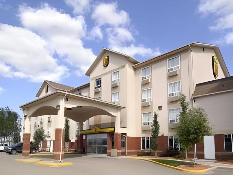 Super 8 By Wyndham High Level Ab in High Level, AB