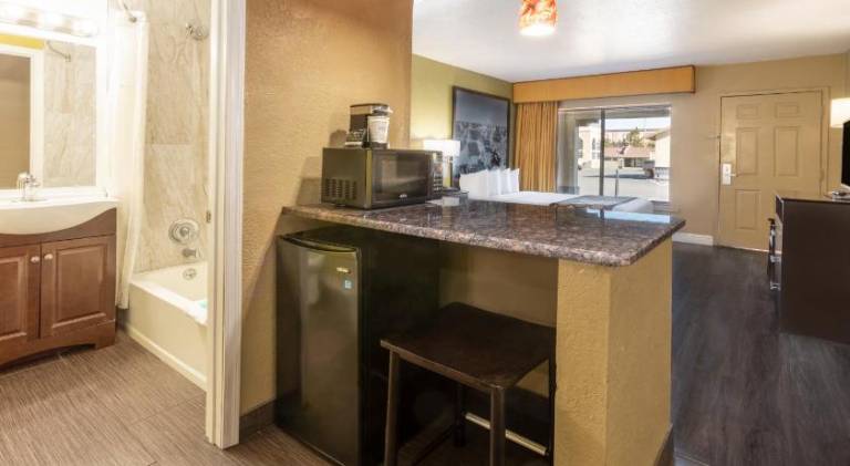 Super 8 By Wyndham Conference Center Nau/Downtown — photo 3