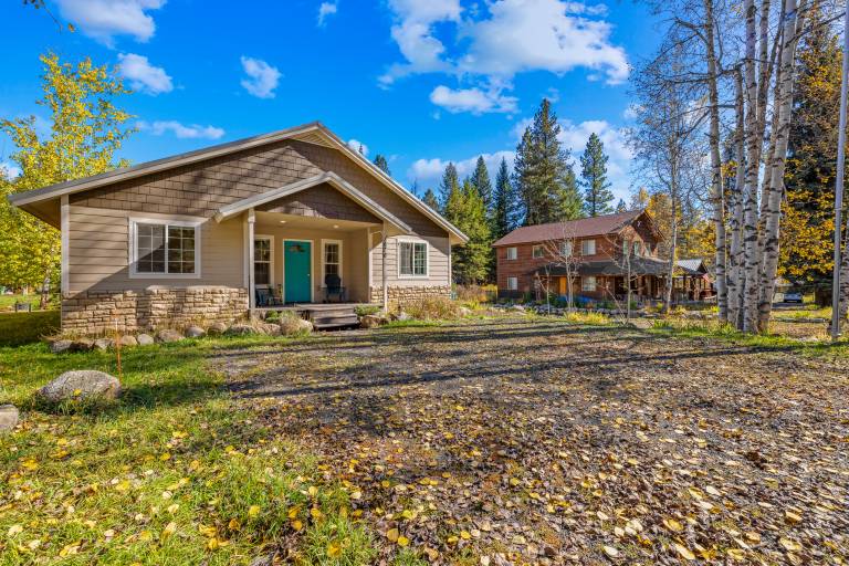 House with grill | Lake view — photo 4