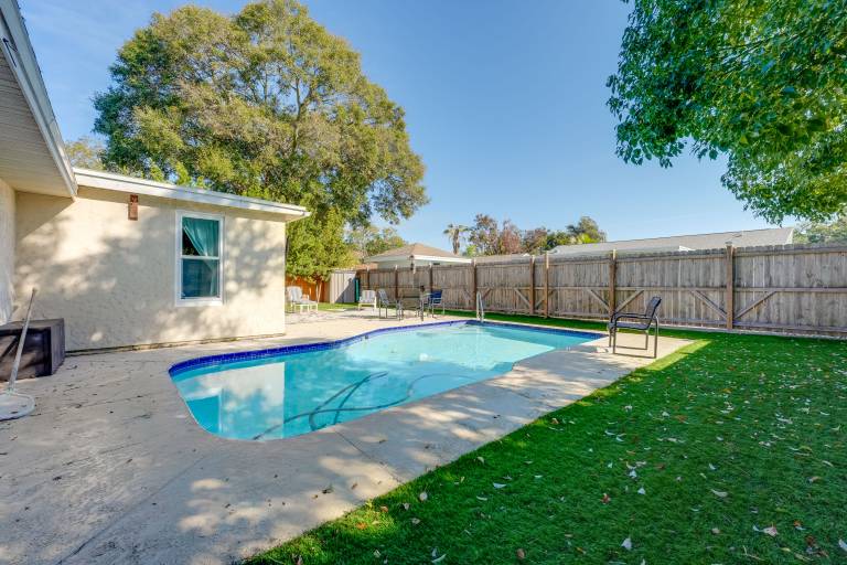 6 Mi to Honeymoon Island Studio w Pool Access