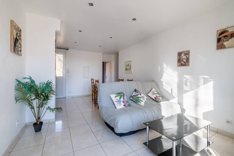 Fully equipped nice rental apartment with garden, barbeque & patio | Sea view | Close to the beach | Pets allowed — photo 3