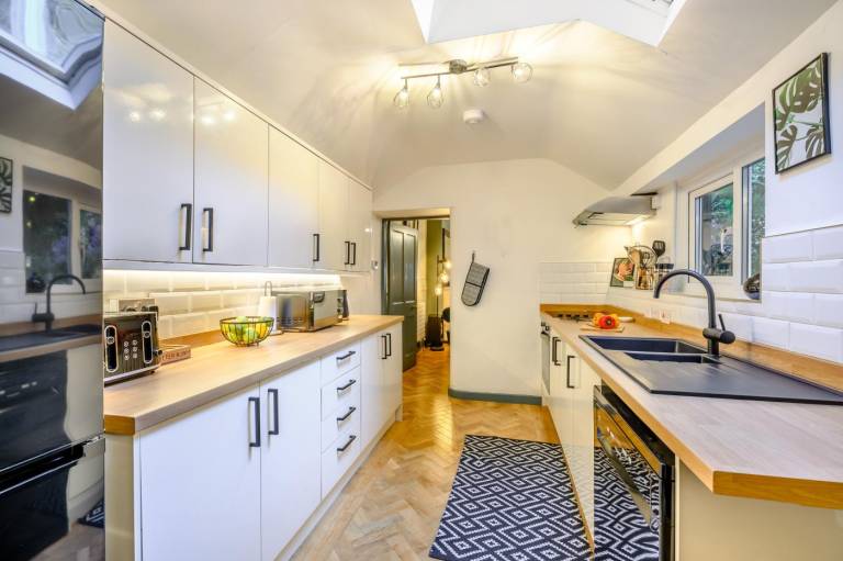 Fully equipped cottage with patio & yard | Pet-friendly — photo 2