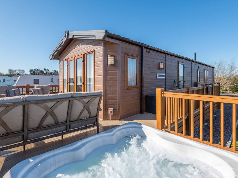 Cottage with hot tub & garden | Water view in Skegness
