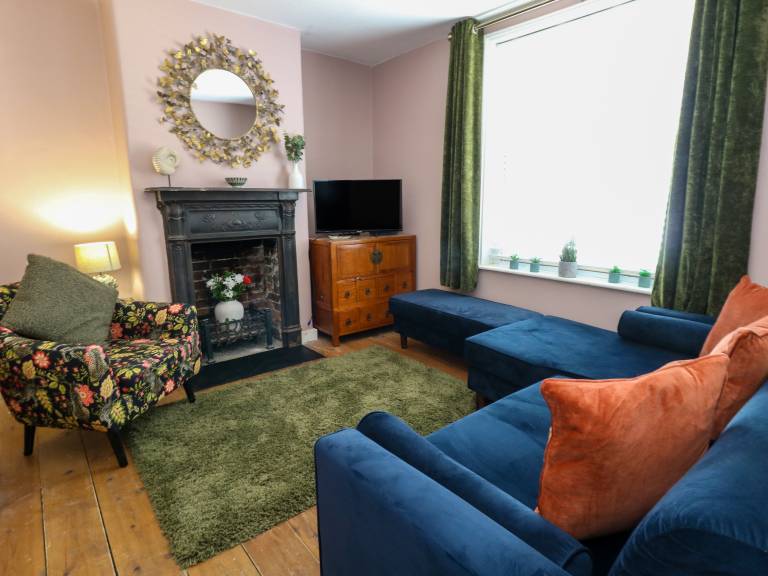 Cottage with yard | Beach view in Weymouth