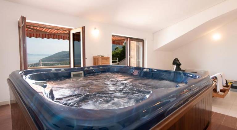 Villa with hot tub & pool | Dogs allowed — photo 5