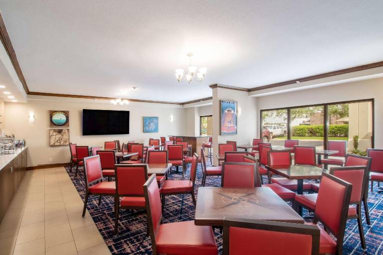 Econo Lodge Inn & Suites Foley-North Gulf Shores — photo 4