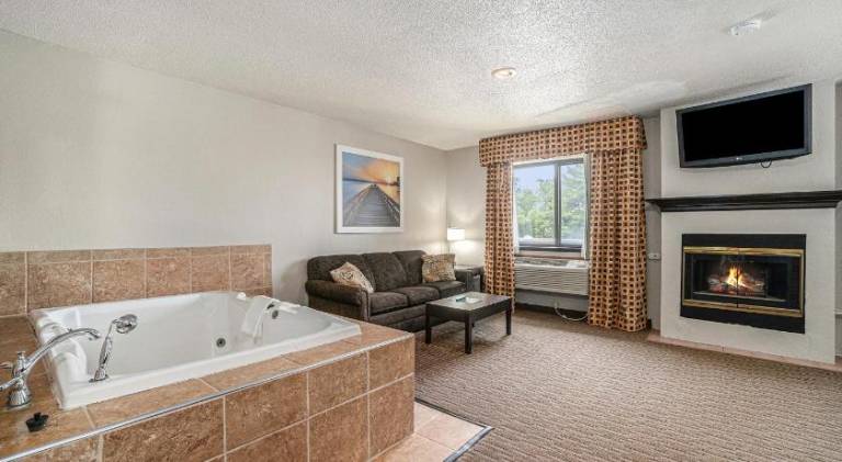Days Inn & Suites by Wyndham Traverse City — photo 2