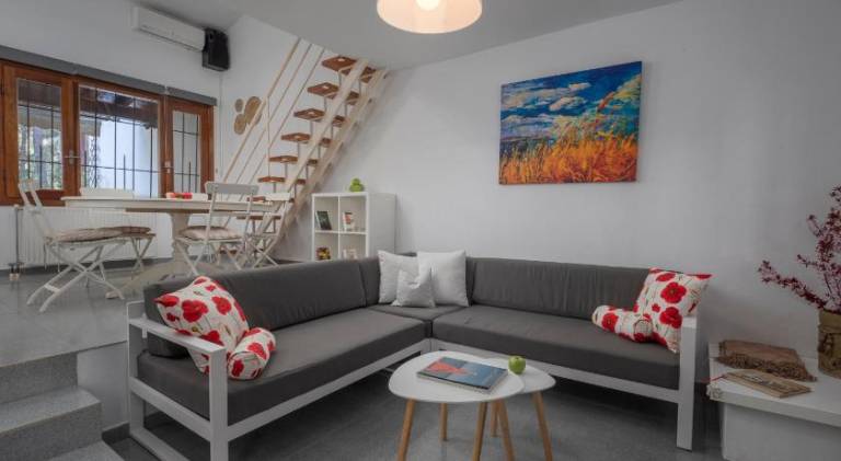 Fully equipped beautiful villa with barbeque, patio & yard | Pets are welcome — photo 2