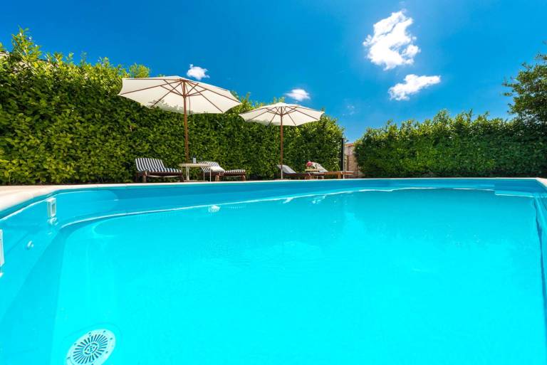 Fully equipped spacious villa with yard, BBQ & patio | Mountain view | Beach nearby | Dogs allowed — photo 5