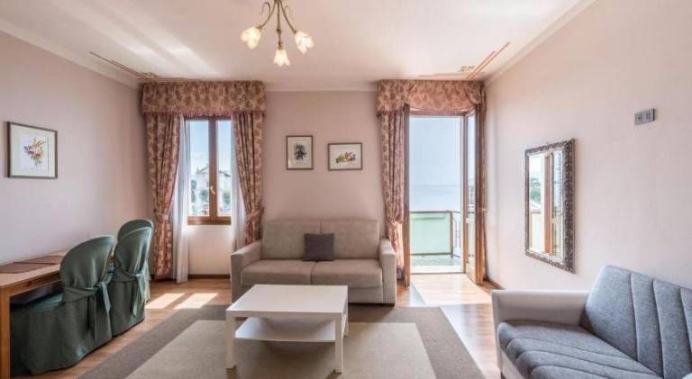 Family-oriented serviced apartment with garden, terrace & jacuzzi | Pets allowed — photo 2