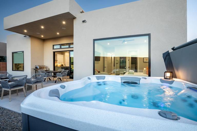 Family-friendly beautiful house with jacuzzi & barbeque | Mountain view | Perfect for remote work | Dogs allowed in Washington, UT