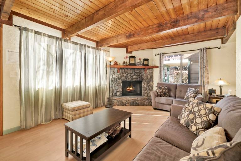 Aeroplane Gambrel Chalet- Adorable Airport Retreat Cottage in San Bernardino, CA