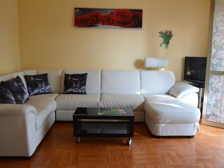 Apartment with patio — photo 3
