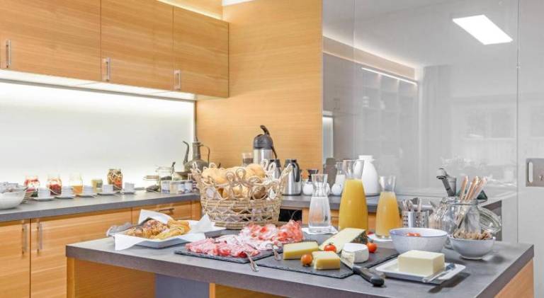Charming serviced apartment with patio & garden | Pets allowed — photo 3