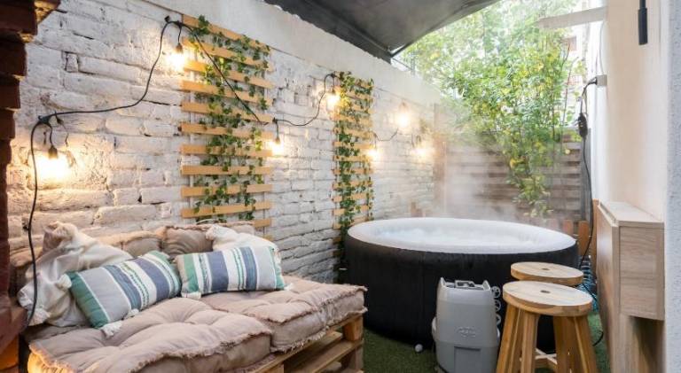 Apartment with pool & hot tub | Close to University Square in Bucharest