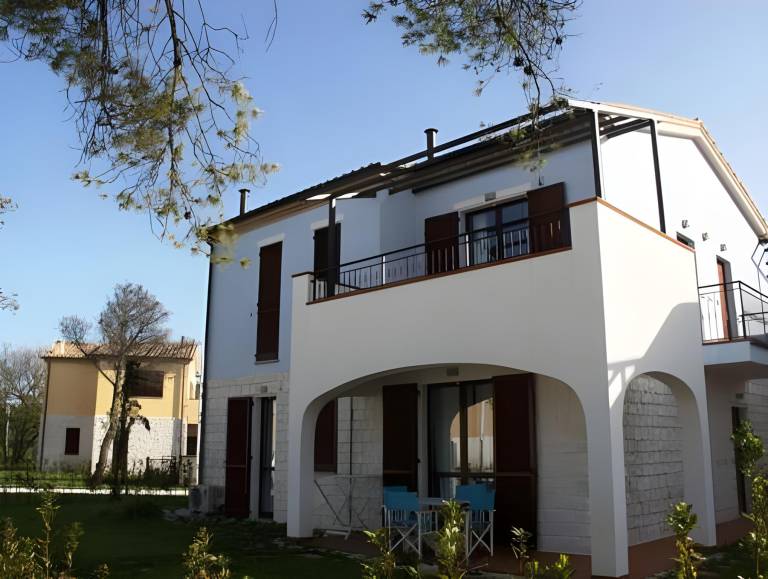 Serviced apartment with terrace, pool & yard | Pets are welcome in Numana