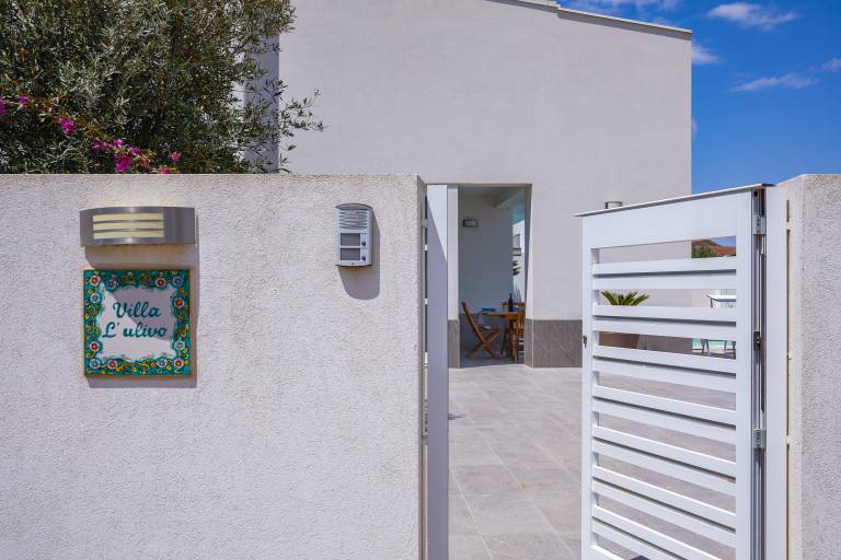 Family-friendly pleasant house with yard, private pool & grill | Beach nearby | Pets are welcome — photo 4