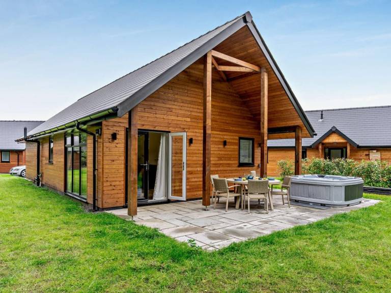 Lodge with terrace, garden & hot tub — photo 2