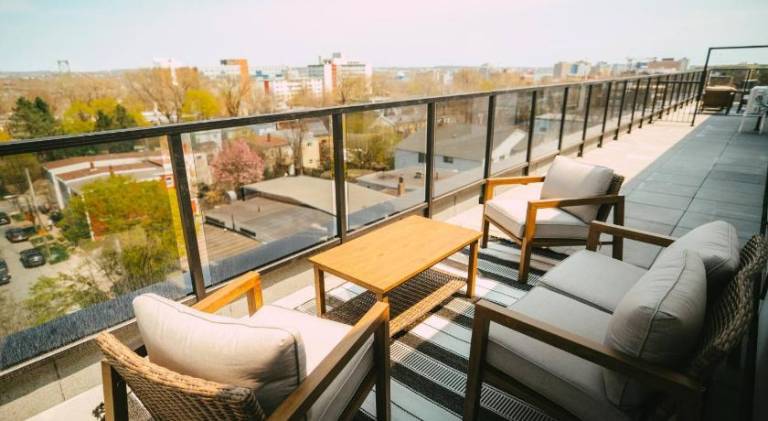 Apartment with patio — photo 4