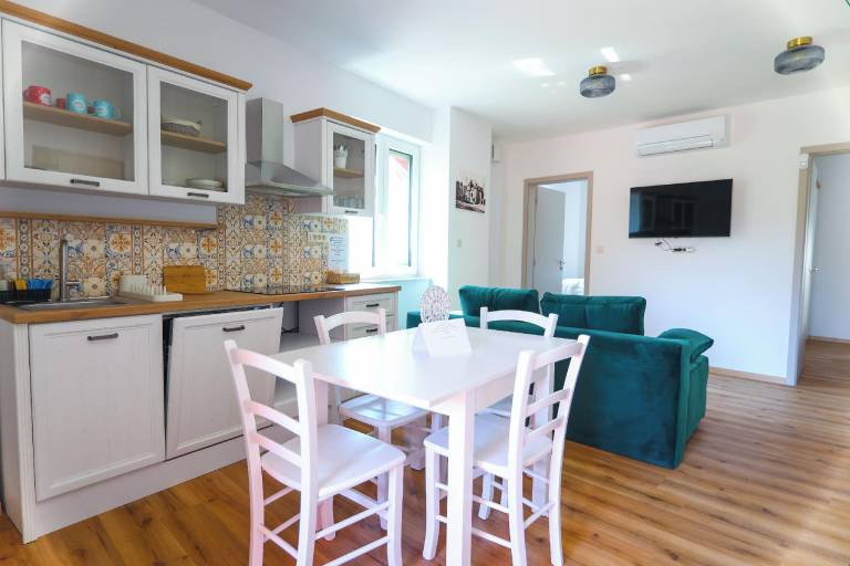 Serviced apartment with garden & terrace — photo 2