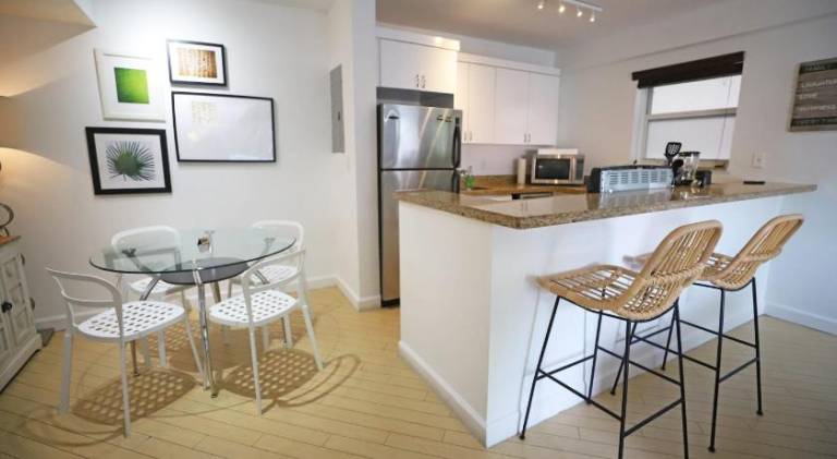 South Beach Walk to Sea Free Parking & Balcony Family & Pet Friendly — photo 3
