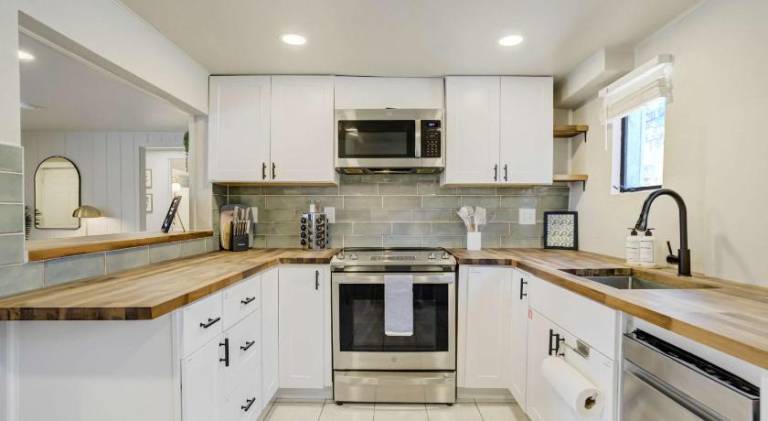 Ivywild Flat Pet Friendly Near Broadmoor w Views — photo 5