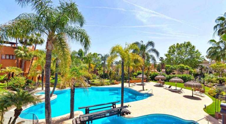 Luxury 4 BD Penthouse with Private Pool by Hostlovers in Marbella