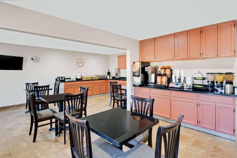 Howard Johnson by Wyndham Waterloo/Cedar Falls — photo 4