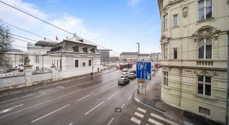 Prezidentsky apartman s vyhladom na palac — photo 2