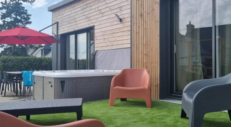 Villa with hot tub, grill & yard in Roscoff