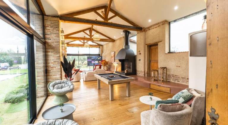 House with pool — photo 2