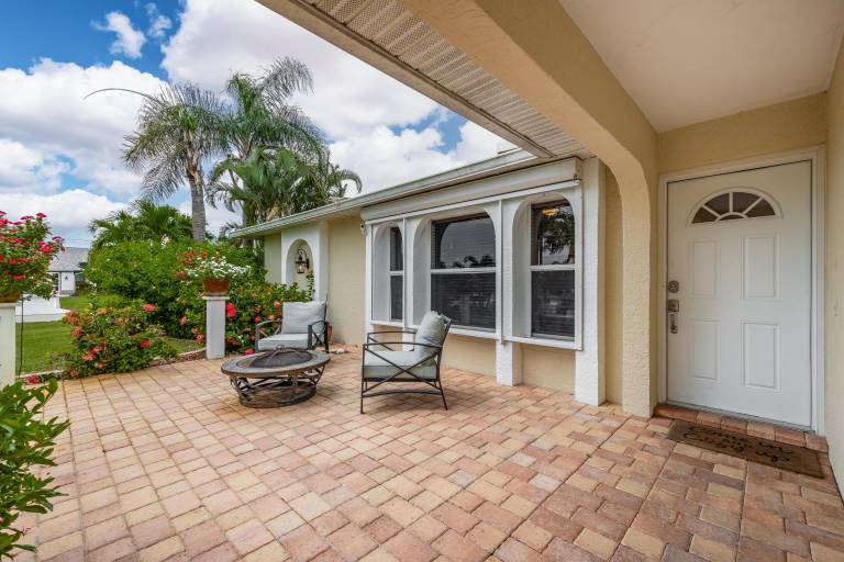 House with hot tub, patio & private pool — photo 4