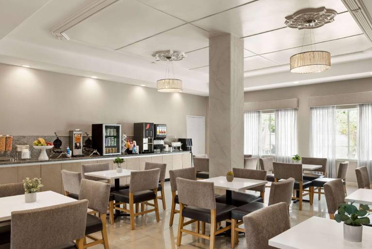 La Quinta Inn & Suites by Wyndham Brownsville North — photo 5