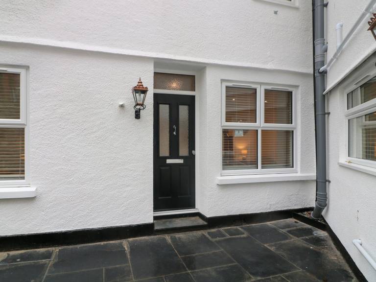Cottage with garden — photo 2