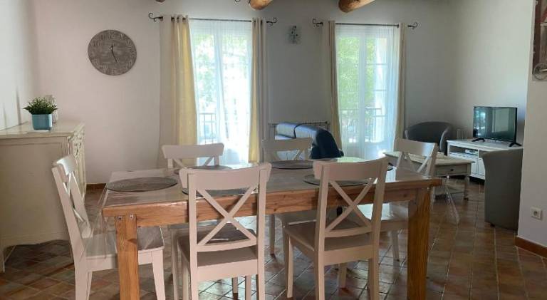 Fully equipped vacation home with patio | Pet-friendly in L'Isle-sur-la-Sorgue