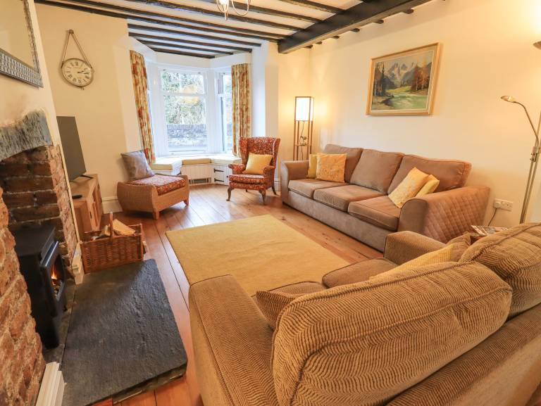 Family-oriented cottage with jacuzzi & yard | Pets allowed — photo 4