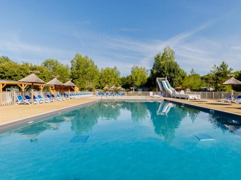 Mobile home with terrace & heated pool in Saint-Hilaire-de-Riez