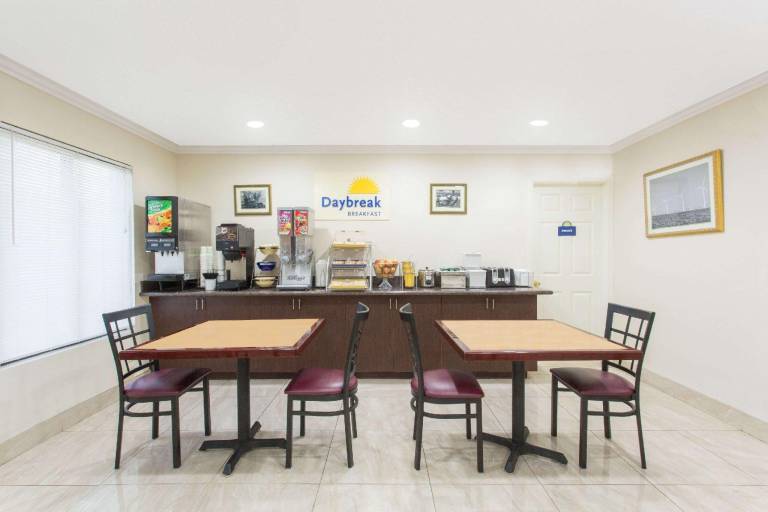 Days Inn by Wyndham Indio — photo 4