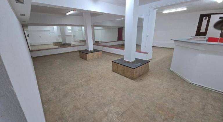 Empty Hall Space with Kitchen Bar & 2 Bathrooms - No Beds, No Bedrooms, No Hot Water, Not Suitable f — photo 4
