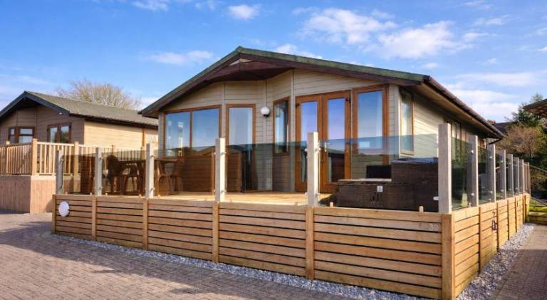 Lodge with yard & terrace in Ilfracombe