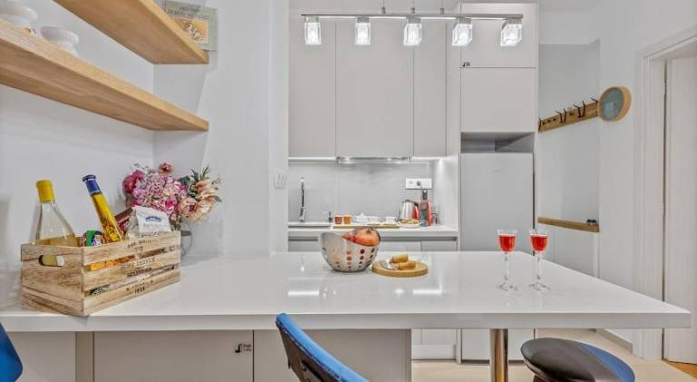 H2h Erato Metro in 1min to airport, 5' Port, Marina Zea, Wifi, Tech, Luxury in Piraeus
